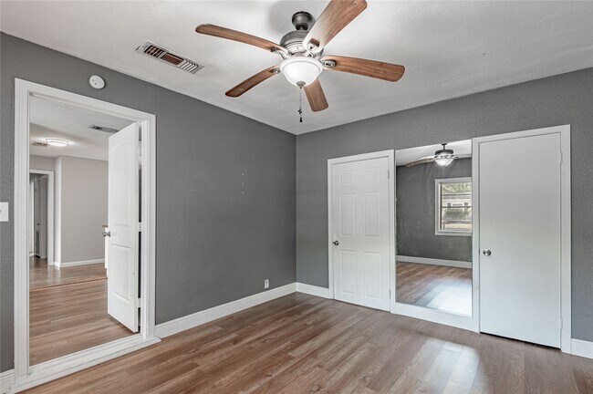 Building Photo - 1528 Ave P