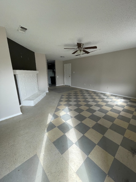 Building Photo - 127 Willow Brook Dr