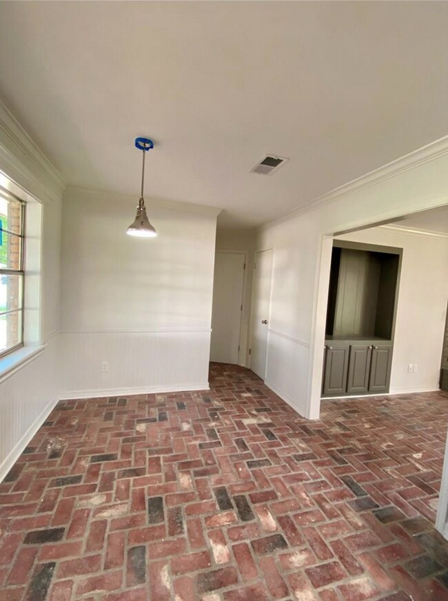 Building Photo - Move-in Ready 3 bed/ 2 bath home in Town S...