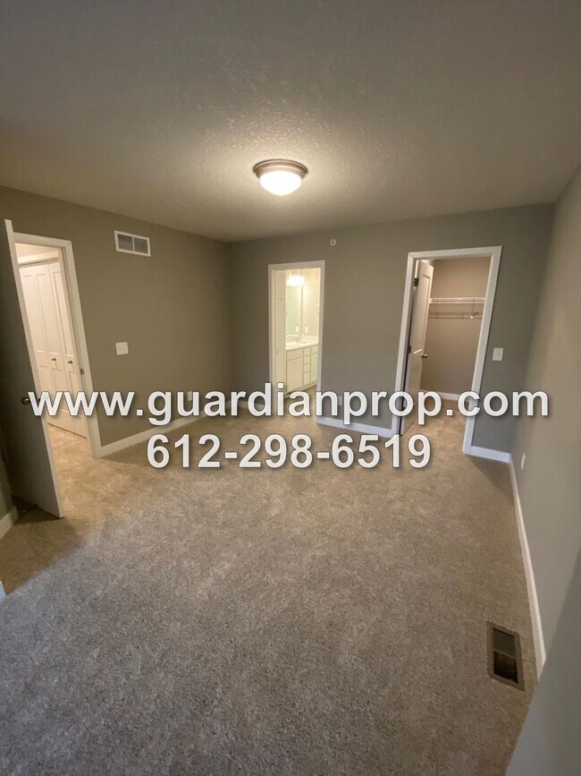 Building Photo - Luxury Townhouse Available June 1st, High End Finishings, Quartz Counters, Large Loft, Huge Prima...