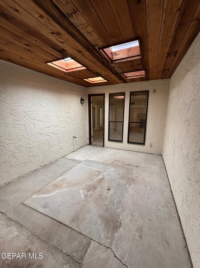 Building Photo - 1601 Common Dr