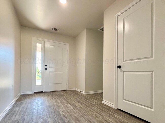 Building Photo - 3002 Knoll Dr