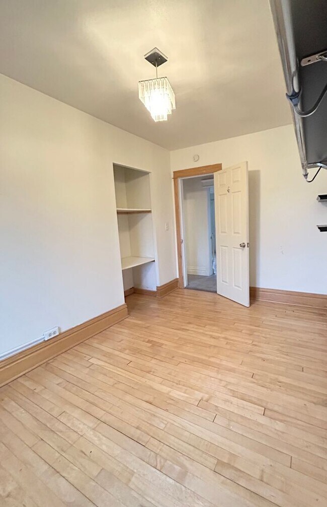 Building Photo - AVAILABLE December! - 3 Bed 1 Bath Home - With Fenced In Yard!