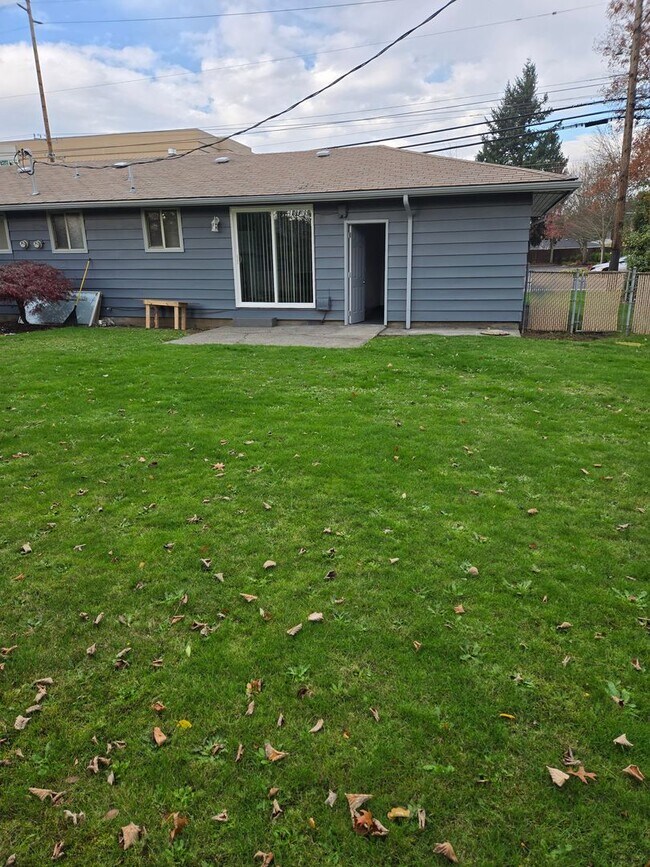 Building Photo - All like NEW Inside ! Great walk & bike scores - Large fenced backyard !