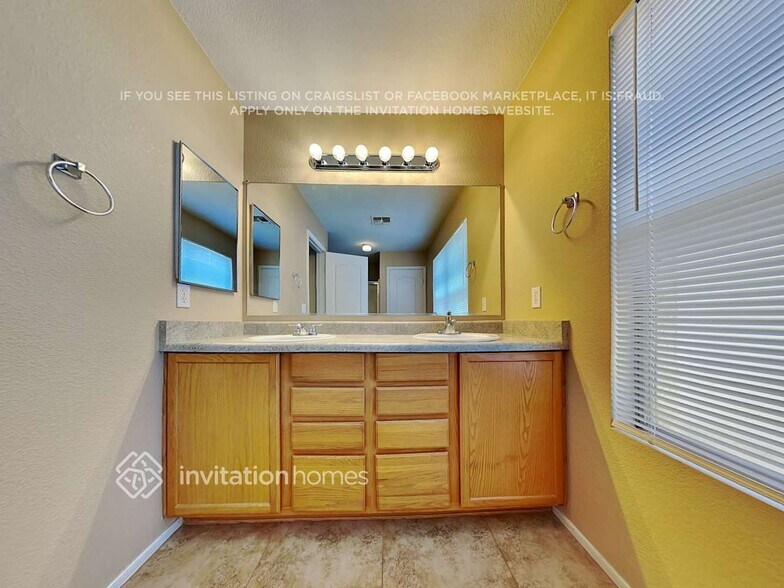 Building Photo - 3075 E Santa Rosa Dr