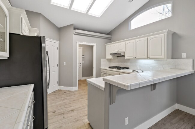 Building Photo - 3451 Woodbury Dr