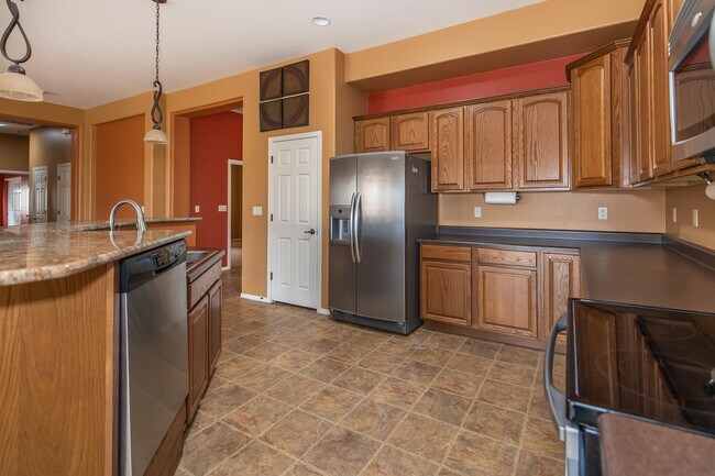 Building Photo - 1141 W Tenniel Dr