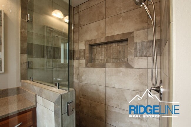 Building Photo - Large Remodeled Condo with Garage for Lease!