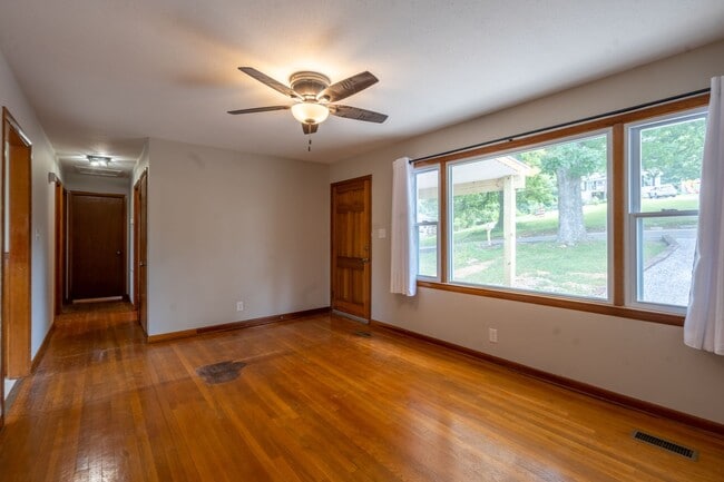 Building Photo - 2+ bedrooms and 1.5bath house with office ...