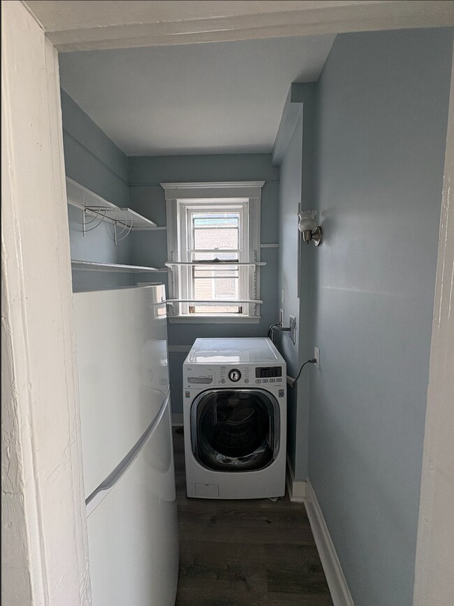 Building Photo - Beautiful 3 bed with in unit laundry and balcony GREAT DEAL for 9/1/26