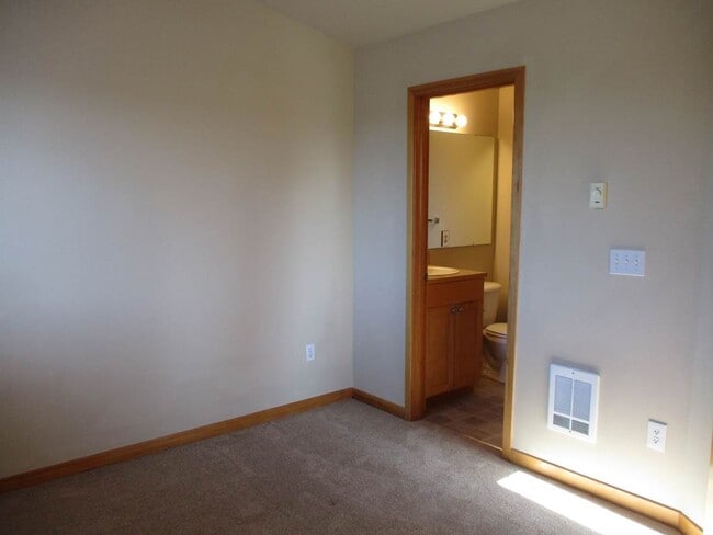 Building Photo - 2 Bedrooms 2.5 bath Townhome in Tacoma