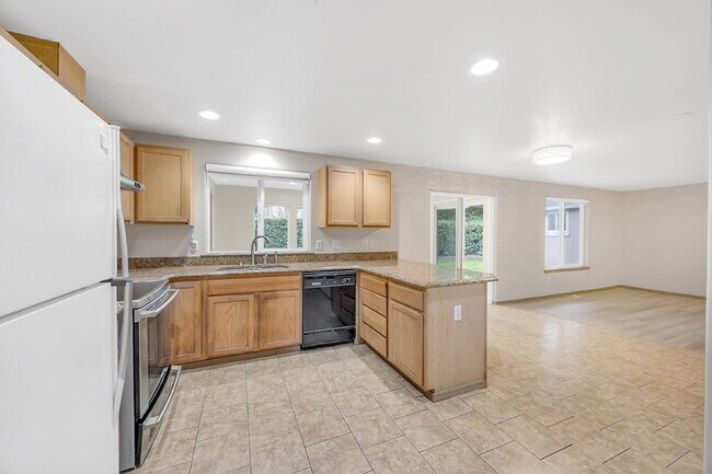 Building Photo - NO SHOWINGS AT THIS TIME~ 5 Bedrooms ( one brm is on main floor) and 4 bathrooms (2 are on main f...