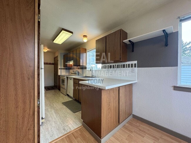 Building Photo - Charming 2 Bedroom Home with Large Yard & Garage!