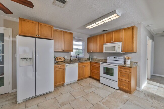 Building Photo - 619 40th Ave N