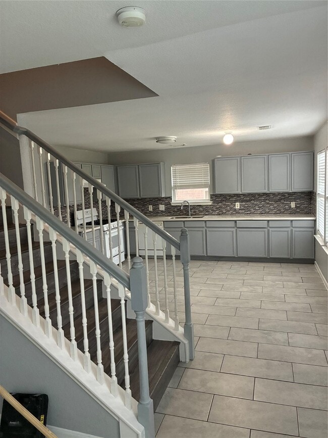 Building Photo - 9126 Kendale Dr