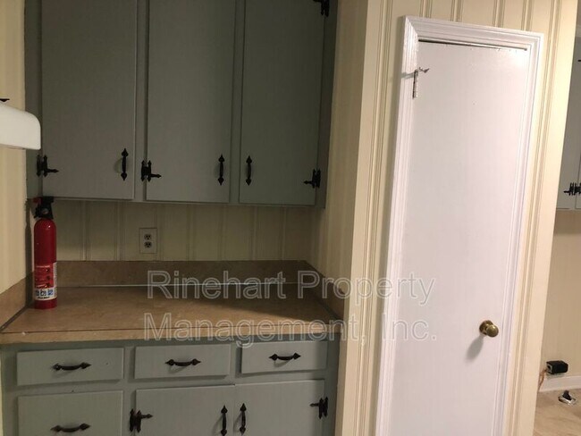 Building Photo - 2704 Ridgewood Ln