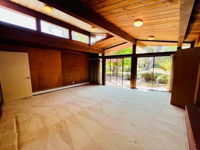 Building Photo - Stunning 4 Bed 2 Bath Eichler near Midtown...