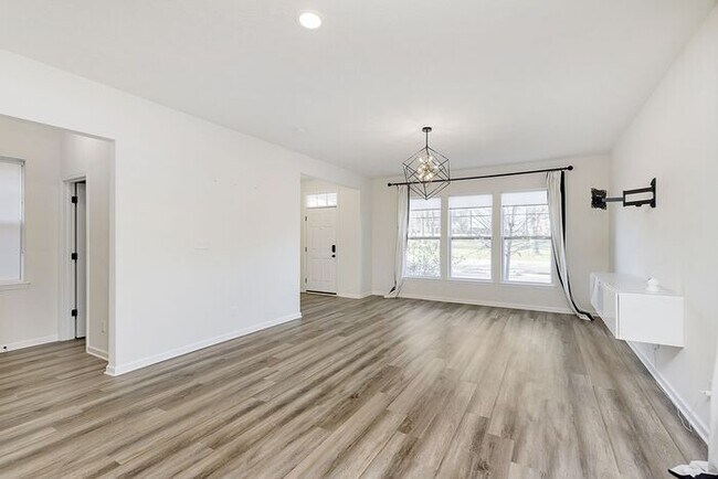 Building Photo - Beautiful 3 Bed 2.5 Bath in Central Greens...