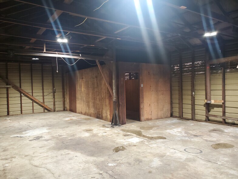 shop - 14607 Dominic Rd NE