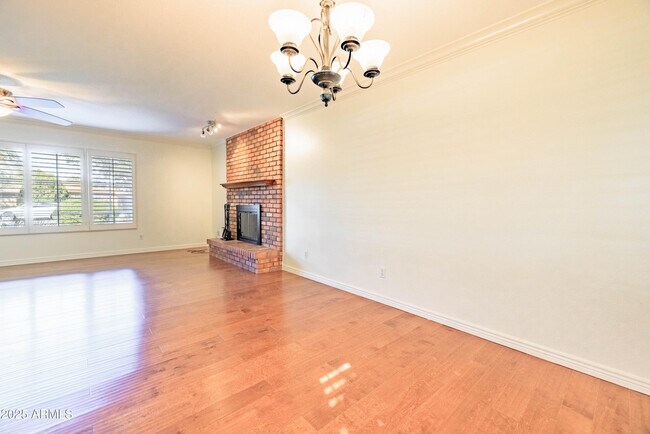 Building Photo - 2547 W Naranja Ave