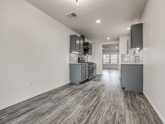 Building Photo - Beautiful remodeled home in Edmond + 4 bedrooms + 2 bathrooms + Valencia Neighborhood