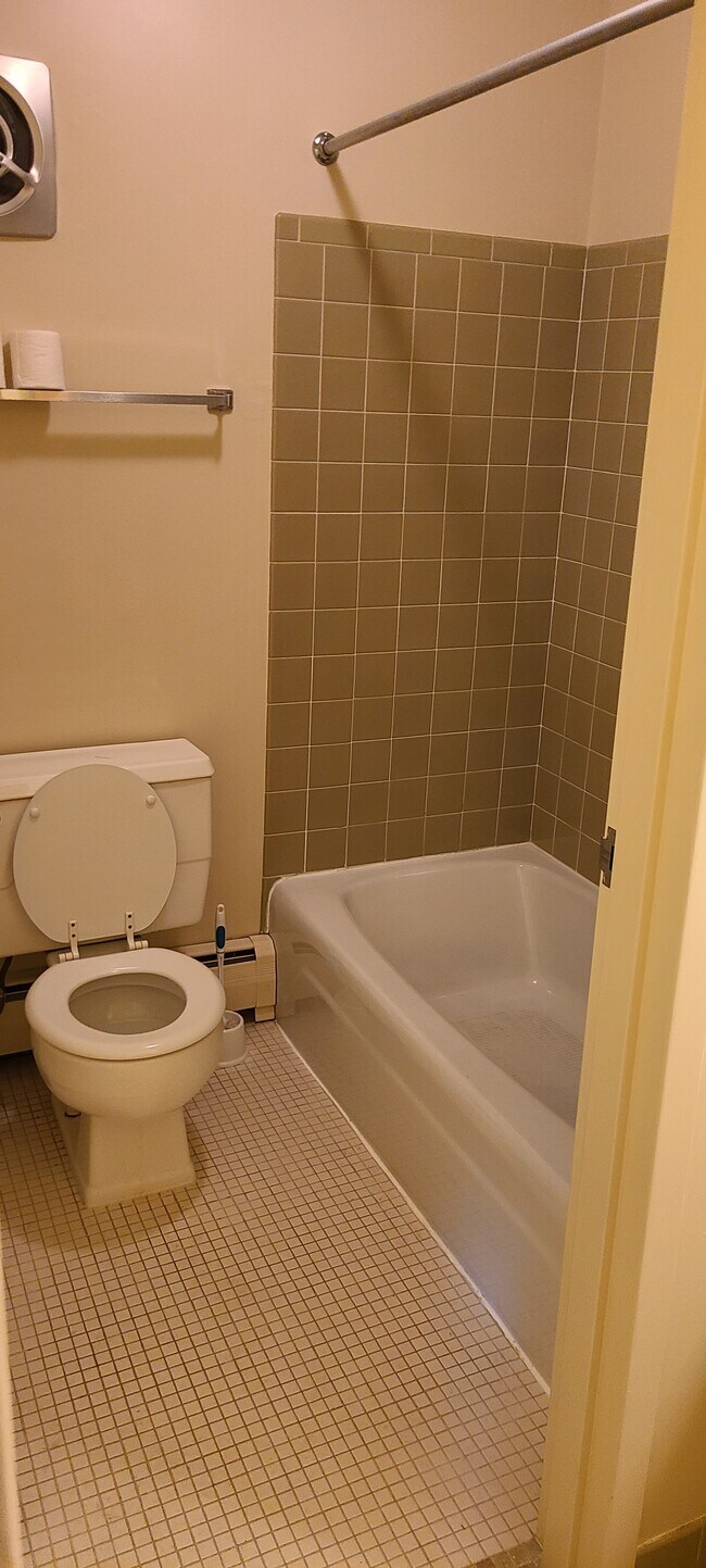 Building Photo - 1073 Sheridan Rd