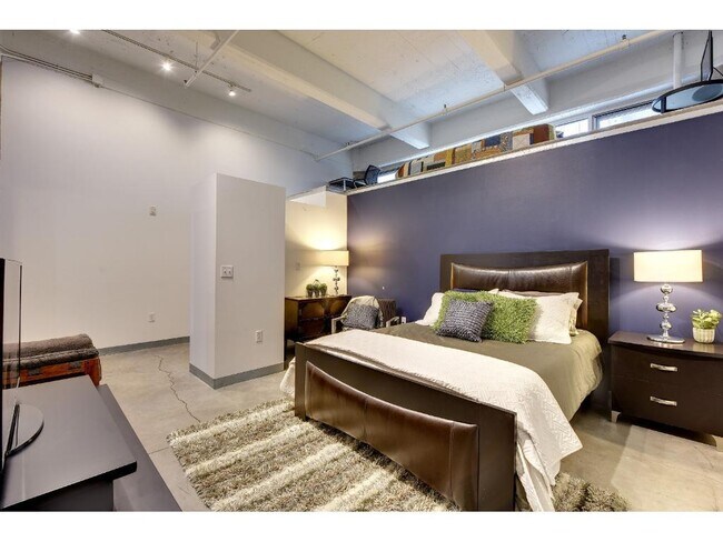 Building Photo - 700 N Washington Ave