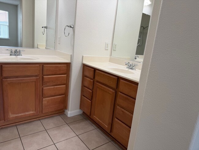 Building Photo - Gorgeous 4 bedroom 2 story home in Anatolia
