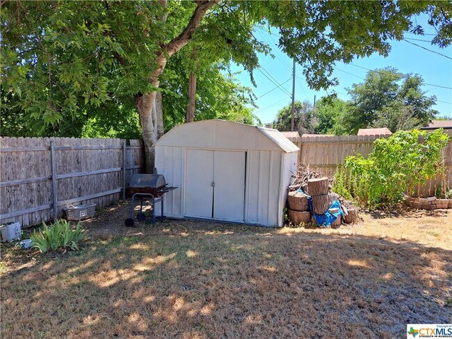 Building Photo - 2308 Lily Dr