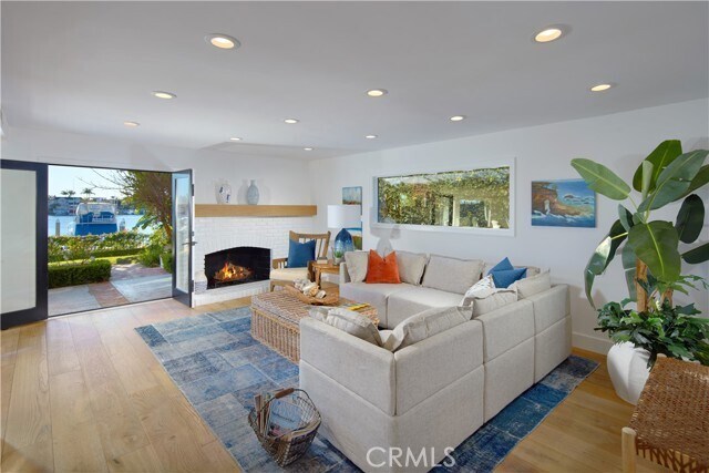 Building Photo - 2572 Bayshore Dr
