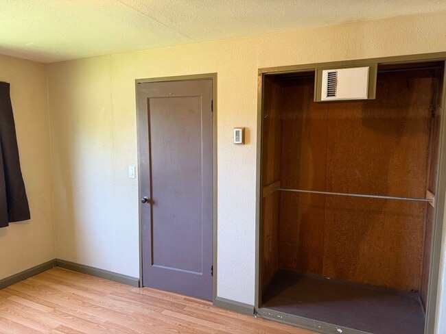 Building Photo - 1 bedroom, 1 bath duplex in Springfield!