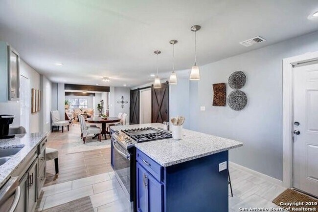 Building Photo - Adorable 3 bedroom 2 bath Minutes from N S...