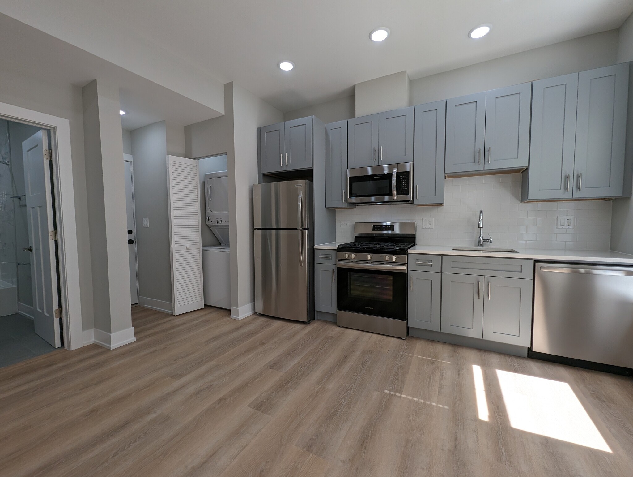 Building Photo - 423 W Belden Ave
