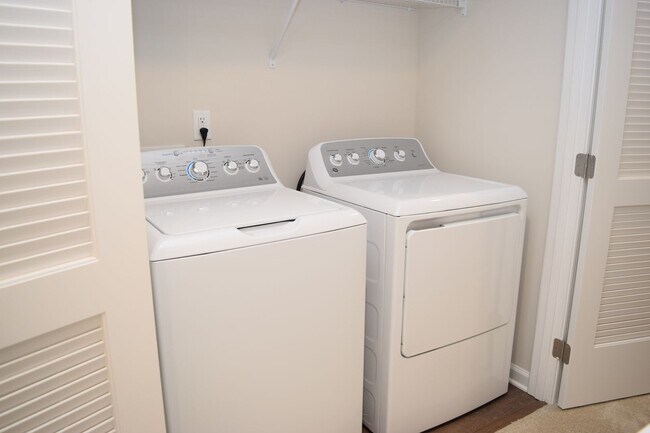 Building Photo - Modern 3-Bedroom Townhome in Desirable Bear Park