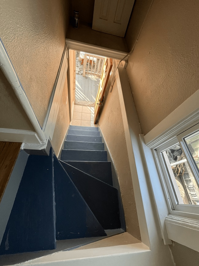 Building Photo - $1000 Move in Special - Beautiful 2 bed 1 bath in unit W/D, renovated kitchen, walkability!