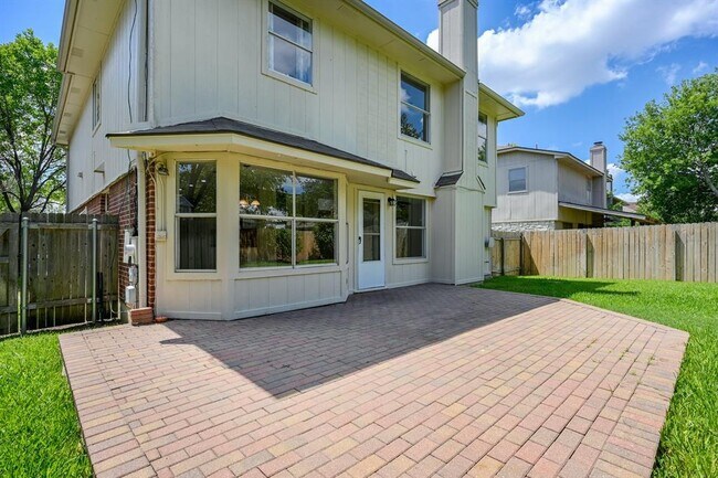 Building Photo - 15316 Ecorio Dr