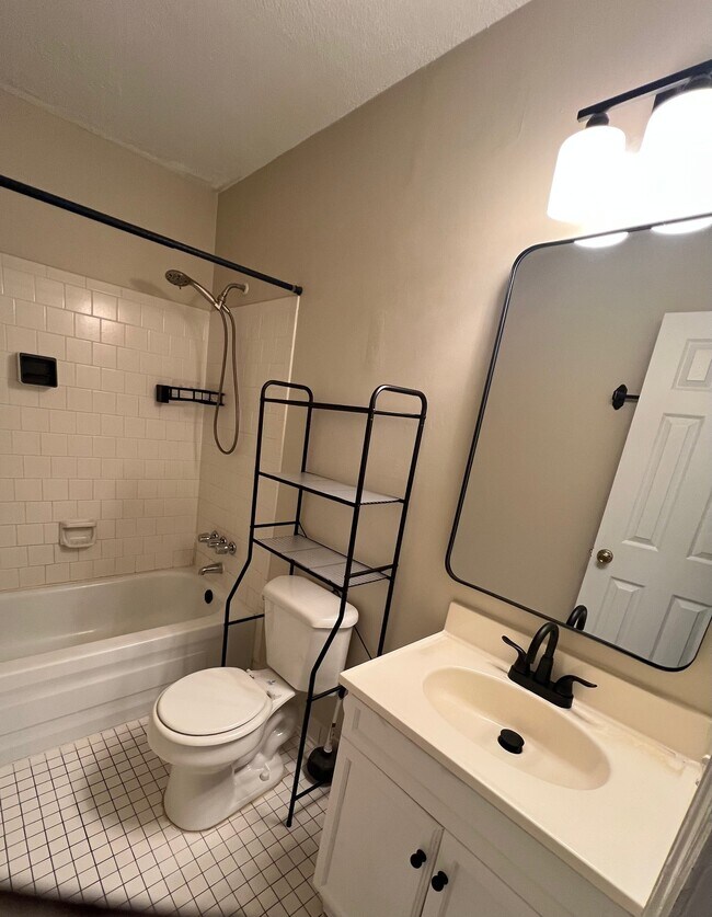 Building Photo - 130 Pointe S Dr