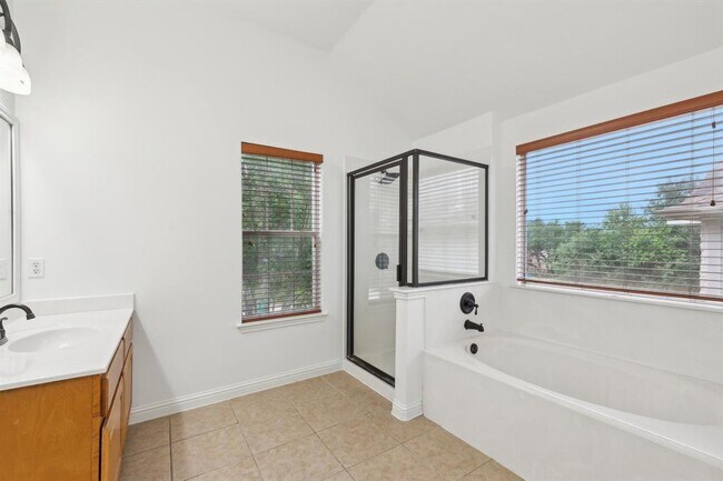 Building Photo - 1025 Horne Dr
