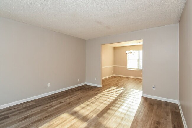 Building Photo - 1365 Lywellen Ct