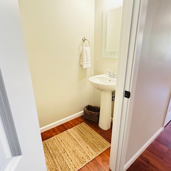 Building Photo - Unfurnished Elegant Townhome – Dual Primar...