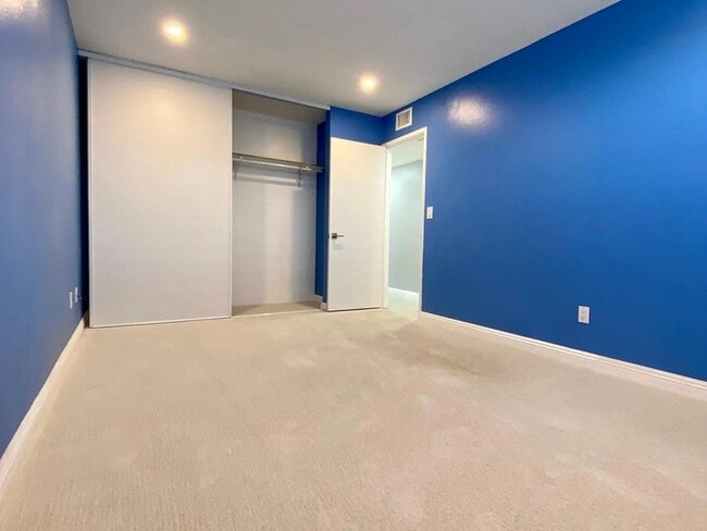 Building Photo - 450 W Vermont Ave