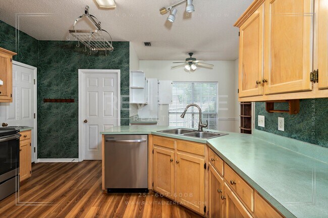 Building Photo - 105 Ventura Cir