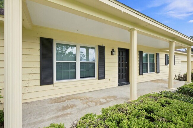 Building Photo - ???? Spacious 3-Bedroom Rental on .39 Acres in Desirable SE Ocala!