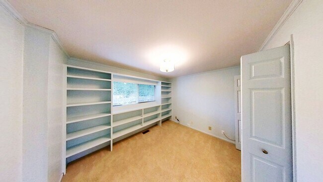 Building Photo - Beautiful Home with 4 Bedrooms and 2 Bathrooms Available in September!