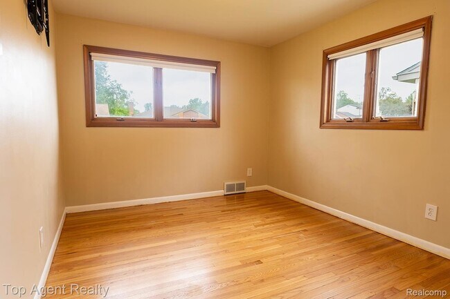 Building Photo - 32121 Grandview Ave