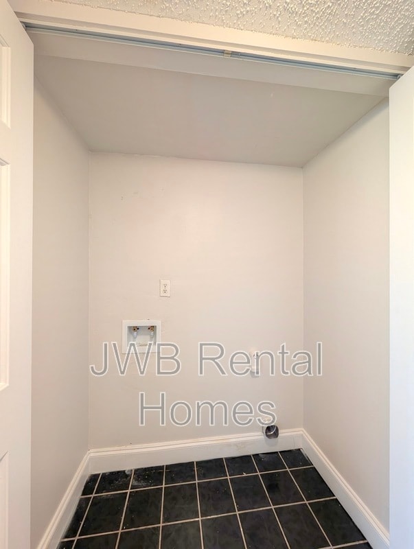 Building Photo - 1000 3rd St