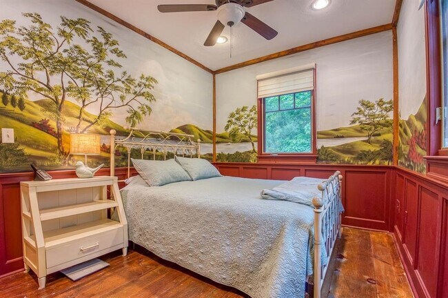 Building Photo - 34 Mirror Lake Dr