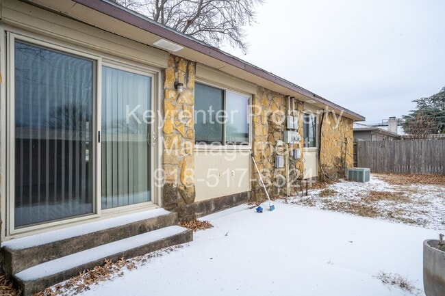 Building Photo - Gorgeous 3 Bed / 2 Bath! Coming soon!