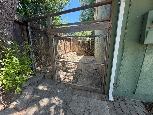 Building Photo - 4 bedroom house in Orangevale on a huge lot