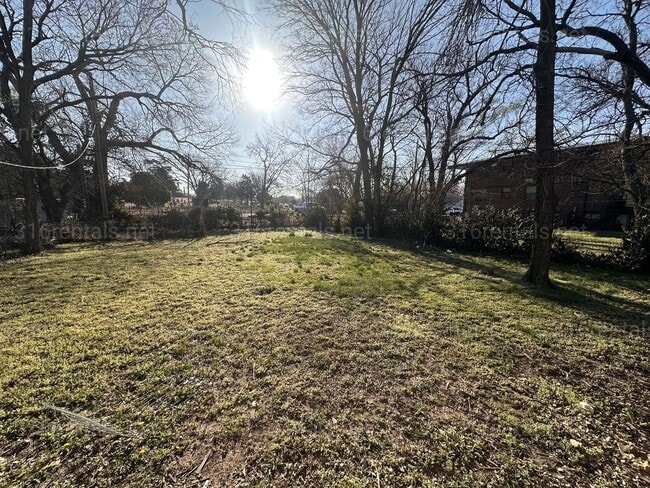 Building Photo - $925 - 3 bedroom/ 1 bathroom - Single Family Home